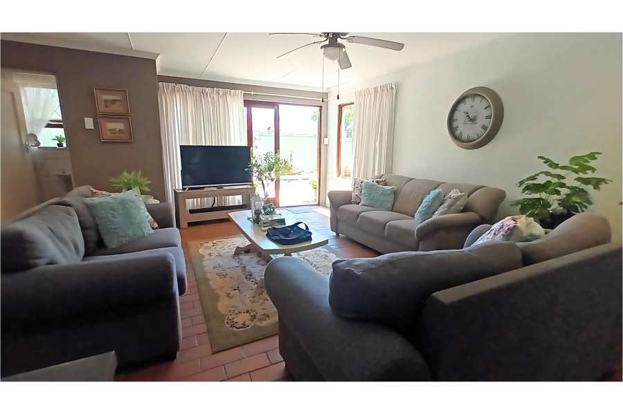 7 Bedroom Property for Sale in Bonza Bay Eastern Cape